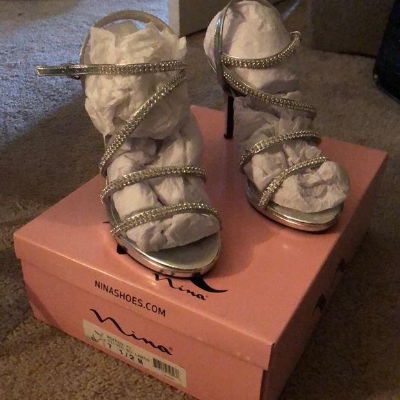 Silver heels - Picture 1 of 3